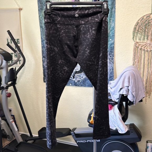 Lululemon Constellation Print Crop Leggings Size 6 ,  21" inseam - Picture 3 of 5